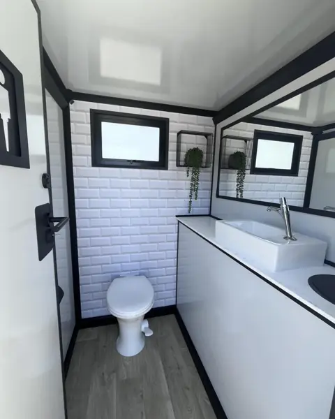 Restroom trailer